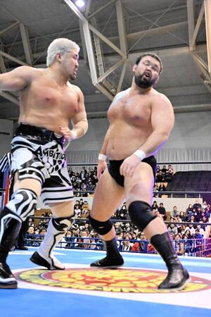 Ｙｕｔｏ-Ｉｃｅ（左）から強烈な張り手を食らうウルフアロン（新日本プロレス提供）