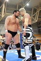 試合後、至近距離でにらみ合うウルフアロン（左）とＹｕｔｏ-Ｉｃｅ（新日本プロレス提供）