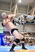 Ｙｕｔｏ-Ｉｃｅに豪快な裏投げを放つウルフアロン（新日本プロレス提供）