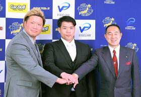 　全日本プロレス入門を発表した塙元輝。左は選手会長の宮原健斗、右は福田剛紀社長