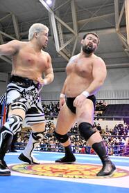 Ｙｕｔｏ-Ｉｃｅ（左）から強烈な張り手を食らうウルフアロン（新日本プロレス提供）