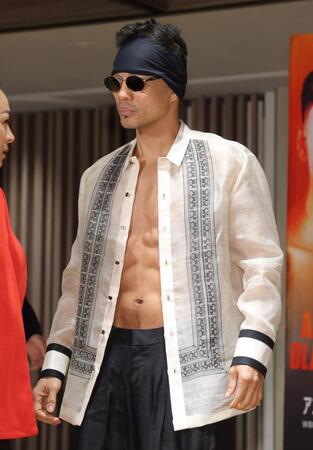 シャツをはだけ、鍛えられた肉体を疲労するノニト・ドネア（撮影・西岡正）