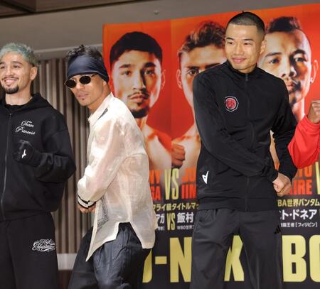 サムライポーズを決めるノニト・ドネア（左）と増田陸（撮影・西岡正）