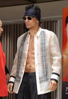 シャツをはだけ、鍛えられた肉体を疲労するノニト・ドネア（撮影・西岡正）