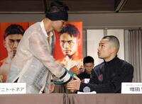 会見前にノニト・ドネア（左）と握手する増田陸（撮影・西岡正）