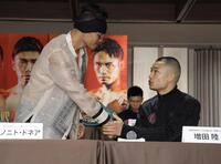 ノニト・ドネアと握手する増田陸