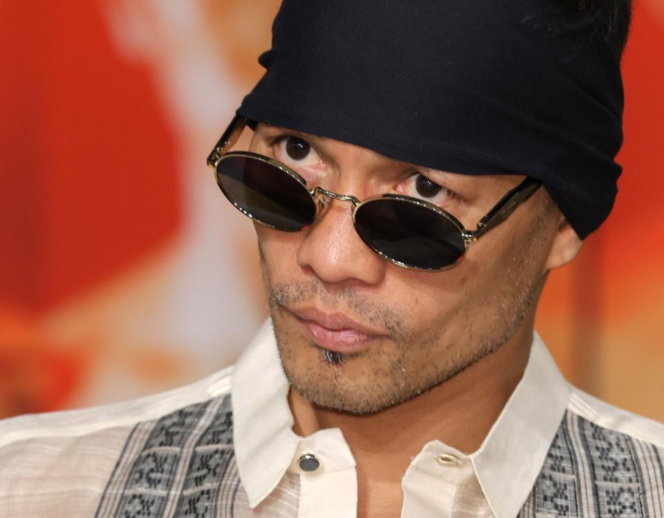 眼鏡越しの眼光鋭く前を見据えるノニト・ドネア（撮影・西岡正）