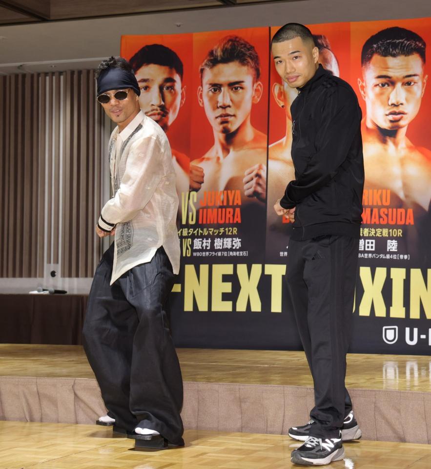 サムライポーズを決めるノニト・ドネア（左）と増田陸（撮影・西岡正）