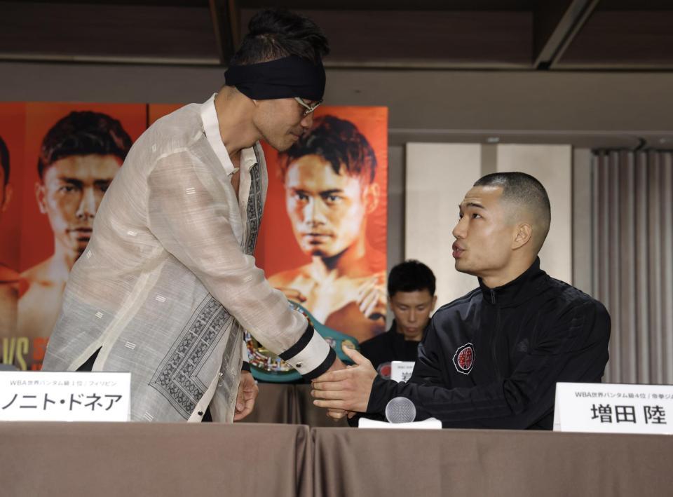 ノニト・ドネアと握手する増田陸