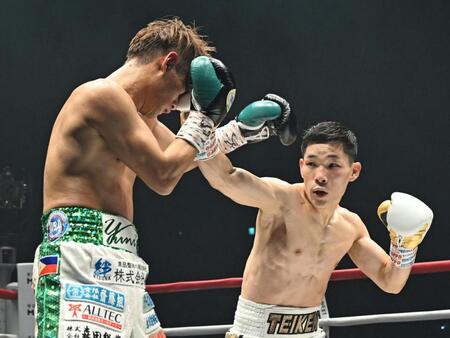 ３回、高田勇仁（左）を攻める松本流星