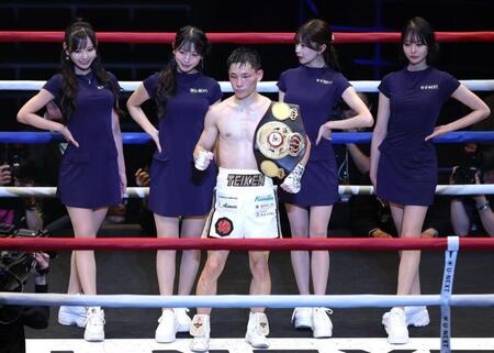 タイトルを防衛し、ポーズを決める松本流星（撮影・西岡正）