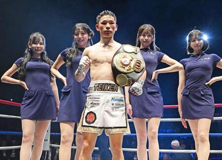 高田勇仁に判定勝ちし、防衛を果たした松本流星（中央）