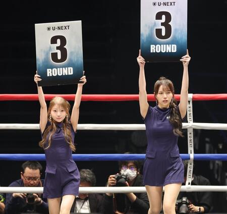 ２人でリングを彩るラウンドガール（撮影・西岡正）