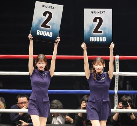 ２人でリングを彩るラウンドガール（撮影・西岡正）