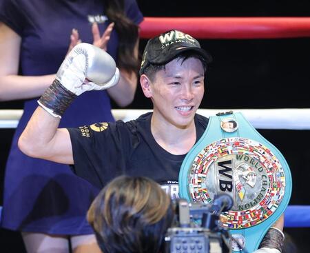 新王者となりベルトを持ってガッツポーズの岩田翔吉（撮影・西岡正）