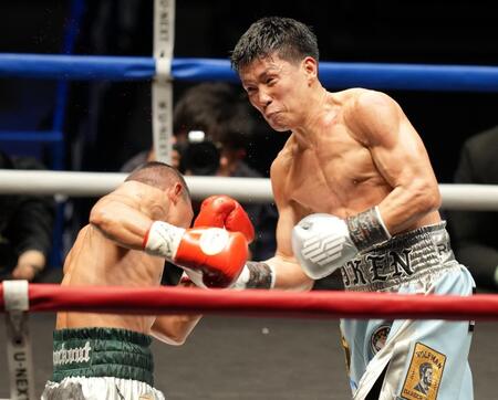 ４回、ノックアウト・ＣＰ・フレッシュマート（左）を攻める岩田翔吉