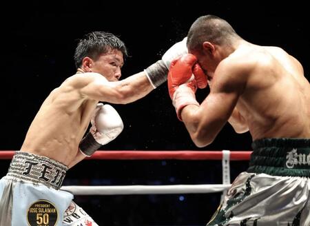 ８回、ノックアウト・ＣＰフレッシュマートを攻める岩田翔吉（撮影・石井剣太郎）