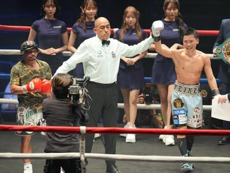 ＷＢＣ世界ライトフライ級タイトルマッチでノックアウト・ＣＰ・フレッシュマート（左）に判定勝ちし、喜ぶ岩田翔吉