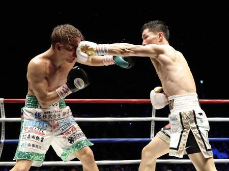 ９回、高田勇仁を攻める松本流星（右）　（撮影・石井剣太郎）