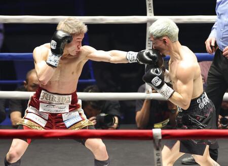 １回、アンソニー・オラスクアガ（右）に左ストレートを放つ飯村樹輝弥（撮影・西岡正）