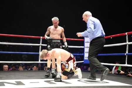 ７回、ダウンする飯村樹輝弥（撮影・石井剣太郎）