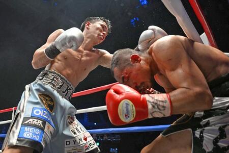 ６回、ノックアウト・ＣＰフレッシュマート㊨を攻める岩田翔吉　　※※　＝横浜ＢＵＮＴＡＩ