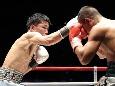 ８回、ノックアウト・ＣＰフレッシュマートを攻める岩田翔吉（撮影・石井剣太郎）