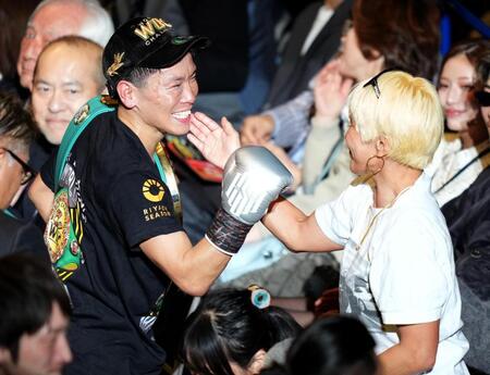 ＷＢＣ世界ライトフライ級タイトルマッチでノックアウト・ＣＰフレッシュマートに勝利し、山本美憂（右）と喜ぶ岩田翔吉