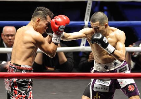 ２回、ノニト・ドネア（左）に右フックを放つ増田陸（撮影・西岡正）