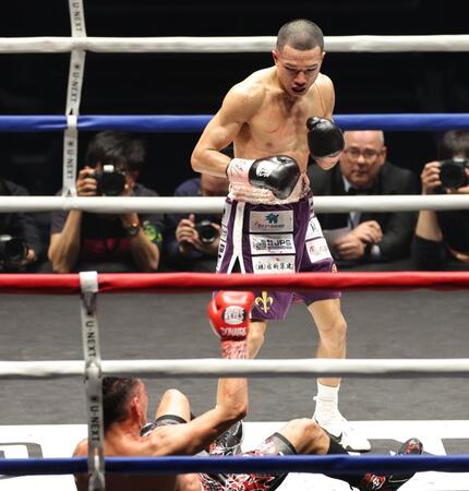 ７回、ノニト・ドネアをダウンさせる増田陸（撮影・西岡正）