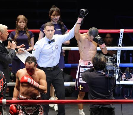 ノニト・ドネア（左下）に勝利した増田陸（撮影・西岡正）