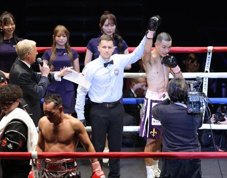 ノニト・ドネア（左下）に勝利した増田陸（撮影・西岡正）