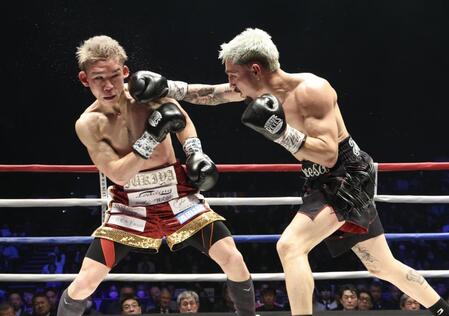 ３回、飯村樹輝弥を攻めるアンソニー・オラスクアガ（撮影・石井剣太郎）