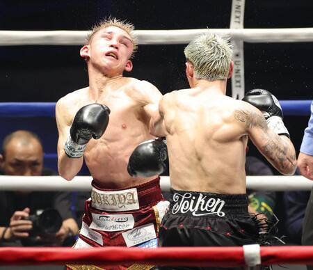 ９回、アンソニー・オラスクアガ（右）のパンチを浴び、敗れた飯村樹輝弥（撮影・西岡正）