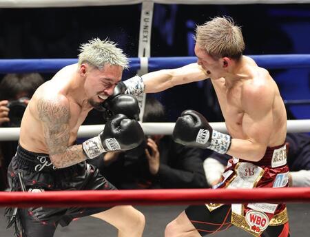 ８回、アンソニー・オラスクアガ（左）に右フックを浴びせる飯村樹輝弥（撮影・西岡正）