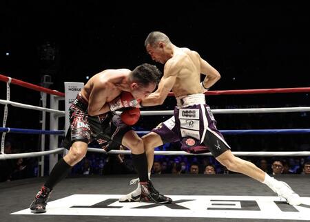 ６回、ノニト・ドネアを攻める増田陸（撮影・石井剣太郎）