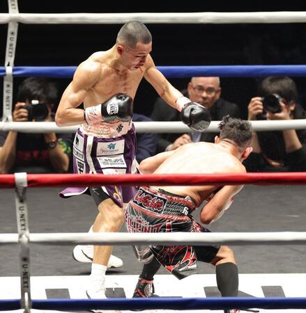 ７回、ノニト・ドネア（右）をダウンさせる増田陸（撮影・西岡正）