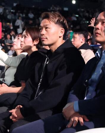 観戦する堤聖也（撮影・石井剣太郎）