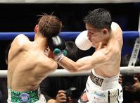 ９回、高田勇仁（左）に左アッパーを決める松本流星（撮影・西岡正）