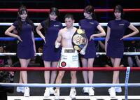 タイトルを防衛し、ポーズを決める松本流星（撮影・西岡正）