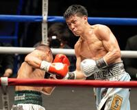 ４回、ノックアウト・ＣＰ・フレッシュマート（左）を攻める岩田翔吉