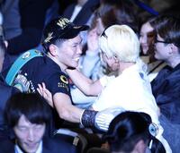 勝利を山本美憂（右）に祝福される岩田翔吉（撮影・西岡正）