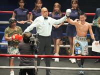 ＷＢＣ世界ライトフライ級タイトルマッチでノックアウト・ＣＰ・フレッシュマート（左）に判定勝ちし、喜ぶ岩田翔吉