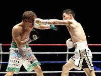 ９回、高田勇仁を攻める松本流星（右）　（撮影・石井剣太郎）