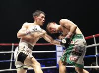 １１回、高田勇仁を攻める松本流星（撮影・石井剣太郎）