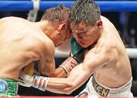 １２回、高田勇仁（左）を攻める松本流星