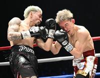 １回、アンソニー・オラスクアガ（左）と攻め合う飯村樹輝弥