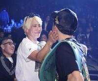 勝利を山本美憂に祝福される岩田翔吉（右）