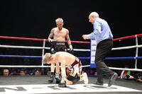 ７回、ダウンする飯村樹輝弥（撮影・石井剣太郎）