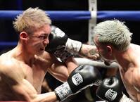 ８回、アンソニー・オラスクアガ（右）の右フックを顔面に浴びる飯村樹輝弥（撮影・西岡正）